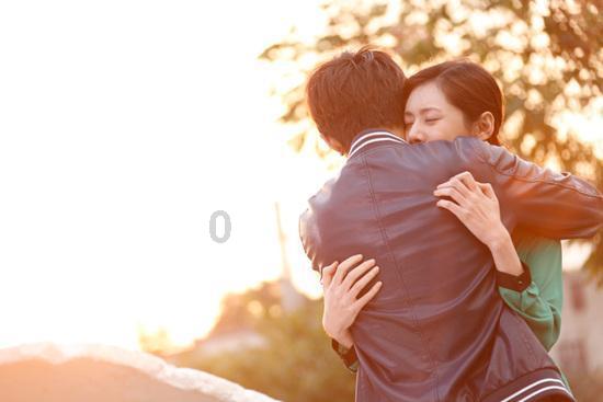 光速真的不可超越吗?物理学家在超光速现象中发现了奇妙的蓝光